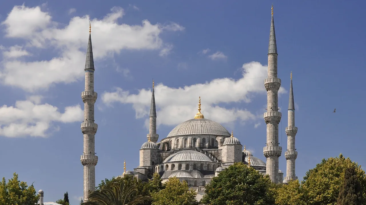 Blue Mosque (Sultan Ahmed) exterior with minarets under a clear sky