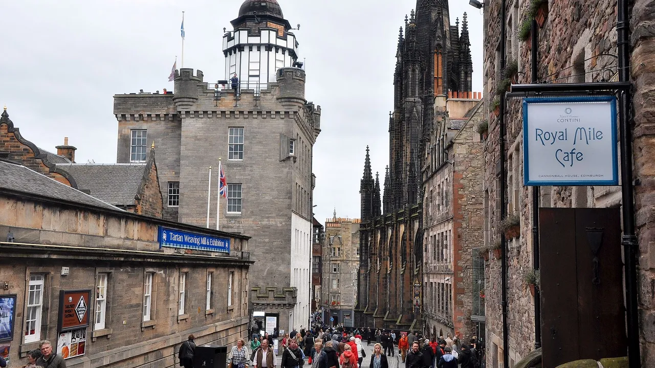 The Royal Mile in Edinburgh leading towards the Tron Kirk